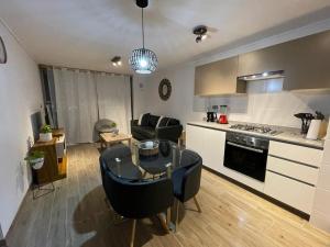 a kitchen and living room with a table and chairs at Hermoso Departamento entero, sector norte. in Antofagasta