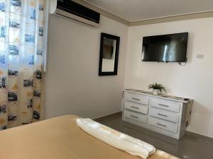 Μια τηλεόραση ή/και κέντρο ψυχαγωγίας στο Fully Equipped New 2br Apt-dt2mins To The Beach