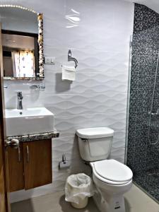 Ένα μπάνιο στο Fully Equipped New 2br Apt-dt2mins To The Beach