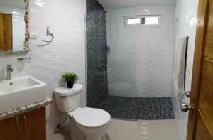 Ένα μπάνιο στο Fully Equipped New 2br Apt-dt2mins To The Beach