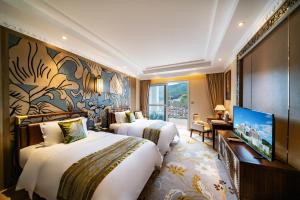 Postel nebo postele na pokoji v ubytování Mekong River Jing Land Hotel