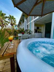 Nápoje v ubytování NOUVEAU studio chaleureux avec jacuzzi privé & piscine