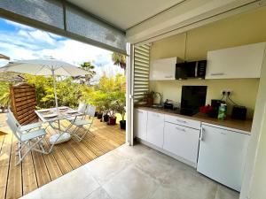 Dapur atau dapur kecil di NOUVEAU studio chaleureux avec jacuzzi privé & piscine
