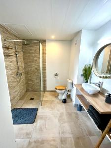 Koupelna v ubytování NOUVEAU studio chaleureux avec jacuzzi privé & piscine + 17 fotografií