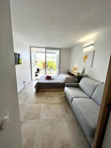 Ruang duduk di NOUVEAU studio chaleureux avec jacuzzi privé & piscine