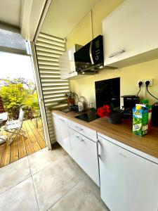 Dapur atau dapur kecil di NOUVEAU studio chaleureux avec jacuzzi privé & piscine
