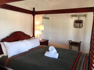 A bed or beds in a room at Royal Hotel Mandurama