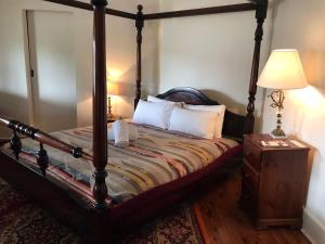A bed or beds in a room at Royal Hotel Mandurama