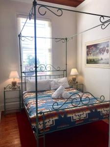 1 dormitorio con 1 cama con marco de metal en Royal Hotel Mandurama, en Mandurama