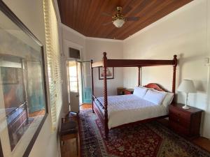 a bedroom with a bed and a ceiling fan at Royal Hotel Mandurama in Mandurama
