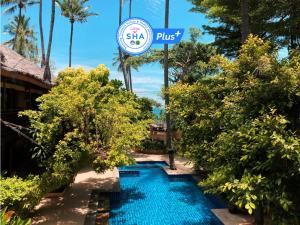 アオナンビーチにあるVacation Village Phra Nang Inn - SHA Extra Plusの- リゾート前のスイミングプール(標識付)