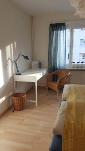 a living room with a desk and a table at Casa Schilling 25 Zimmer Mit Balkon Nahe Spital, Uni in St. Gallen