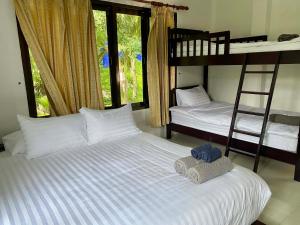 Двухъярусная кровать или двухъярусные кровати в номере Villa Seaview Garden