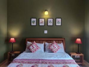 מיטה או מיטות בחדר ב-Whistling Thrush Cottage, Bhimtal (2bhk)