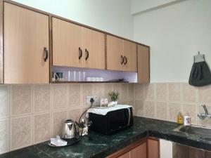 Η κουζίνα ή μικρή κουζίνα στο Whistling Thrush Cottage, Bhimtal (2bhk)