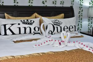 Czar's Sanctuary- Apt B4 at Sandcastle客房内的一张或多张床位