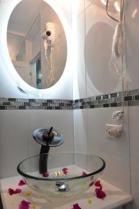 欧丘里欧Czar's Sanctuary- Apt B4 at Sandcastle的浴室设有玻璃水槽和镜子