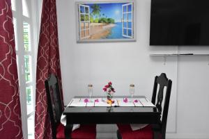欧丘里欧Czar's Sanctuary- Apt B4 at Sandcastle的用餐室,配有鲜花桌