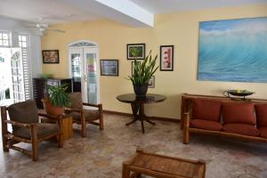 Czar's Sanctuary- Apt B4 at Sandcastle的休息区