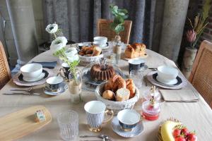 אפשרויות ארוחת הבוקר המוצעות לאורחים ב-Château de Ruesnes