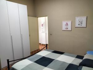 een slaapkamer met een bed en twee witte kasten bij Il sentiero del mare in Avola