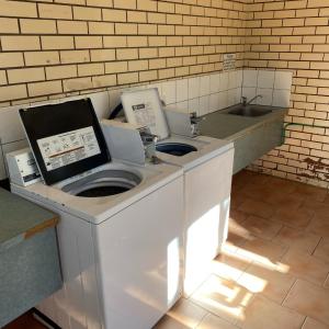 - Lavadora en una habitación con lavabo en Creswick Holiday Park, en Creswick