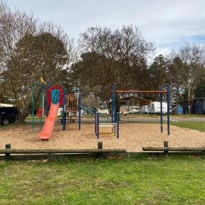 un parque infantil con tobogán en Creswick Holiday Park, en Creswick