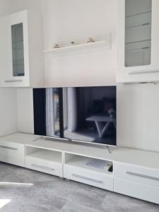 TV a/nebo společenská místnost v ubytování Charlene