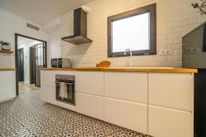 Kuchyň nebo kuchyňský kout v ubytování CAN MARTINEZ Calella Beach Boutique Apartment