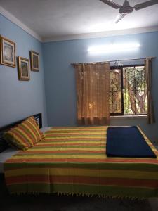 Ένα ή περισσότερα κρεβάτια σε δωμάτιο στο RNR Homestay Santiniketan