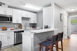Kuchyň nebo kuchyňský kout v ubytování Cute Delightfully Remodeled Spacious Condo condo + 39 fotografií