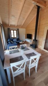 Ein Sitzbereich in der Unterkunft Ökologisches Holzblock-Ferienhaus 150 im Lauterdörfle zu vermieten - Neubau