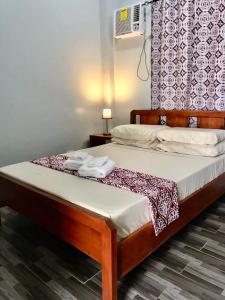 En eller flere senge i et værelse på RedDoorz at Gracia's Calzada Inn Camiguin