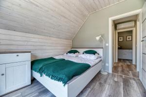 Кровать или кровати в номере Domki w Rudawach Las i Łąka Gorąca Balia Baseny +66 фотографий