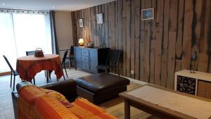 a living room with a couch and a table at Auberge de Keringar in Le Conquet