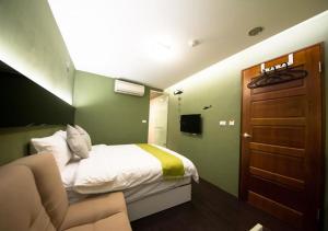 Llit o llits en una habitació de 羅東夜市EazyRoom