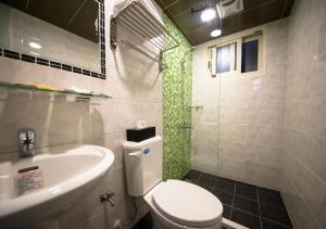 羅東鎮的住宿－羅東夜市攝影風 ，浴室配有白色卫生间和盥洗盆。