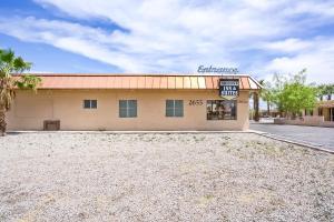 un edificio con un cartel en la parte delantera en OYO Hotel Yuma AZ - I-8 US-95, en Yuma