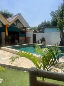 una piscina frente a una casa en Club Resort MATAHARI en Gili Trawangan