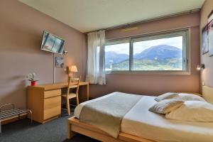Voodi või voodid majutusasutuse Hôtel Les Flots Bleus toas