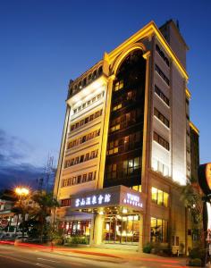 un gran edificio en una calle de la ciudad por la noche en Resort One Hotel en Jiaoxi