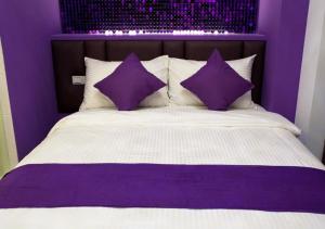 Llit o llits en una habitació de 羅東夜市EazyRoom