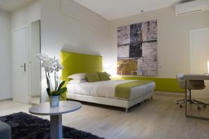 1 dormitorio con cama y pared de acento verde en Casa Ganci, en Turín