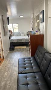 salon z 2 łóżkami i kanapą w obiekcie Tavares house w mieście Waialua