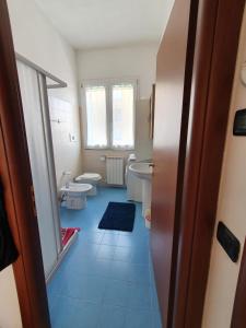 a bathroom with two toilets and a sink at Appartamento in stazione Parabiago Piano 2 in Parabiago