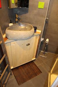 La salle de bains est pourvue d'un lavabo en pierre sur un comptoir. dans l'établissement L'ango-letto industriale del Quadrilatero Romano, à Turin 35 autres photos