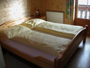 Un pat sau paturi într-o cameră la Hausbergerhof Gästehaus Ainberger