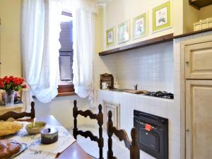 cocina con mesa y fogones horno superior en Elegant holiday home in the center of Fivizzano in Lunigiana, en Fivizzano