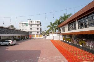 een lege parkeerplaats voor een gebouw bij HOTEL MITTAL GARDEN in Siliguri