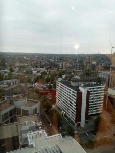 a view of a city from the top of a building at 23 floor studio for work 1Gb WiFi in Croydon